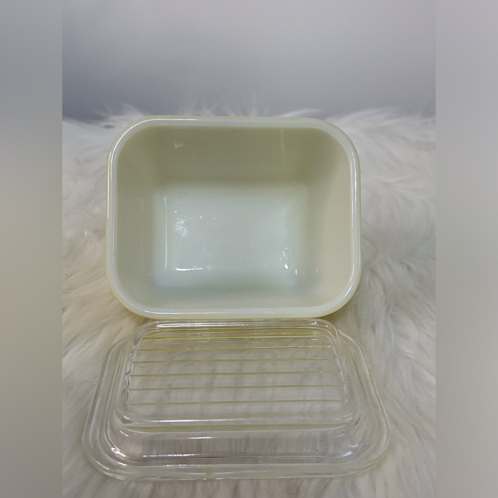 Antique Primary Yellow Glass Pyrex Storage Container - Picture 2 of 8